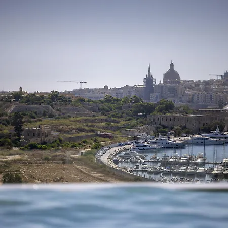 Grands And Sliema グジラ
